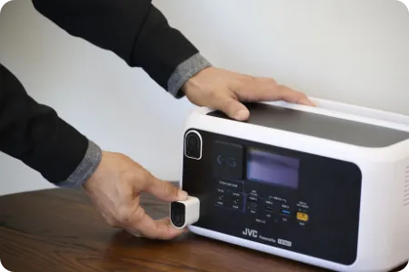 突然の停電も慌てない。着脱式モバイルバッテリーが守る「いつもの安心」