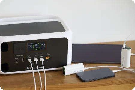 パソコン・スマホから周辺機器まで、デスクの主要な電源をまとめてカバー