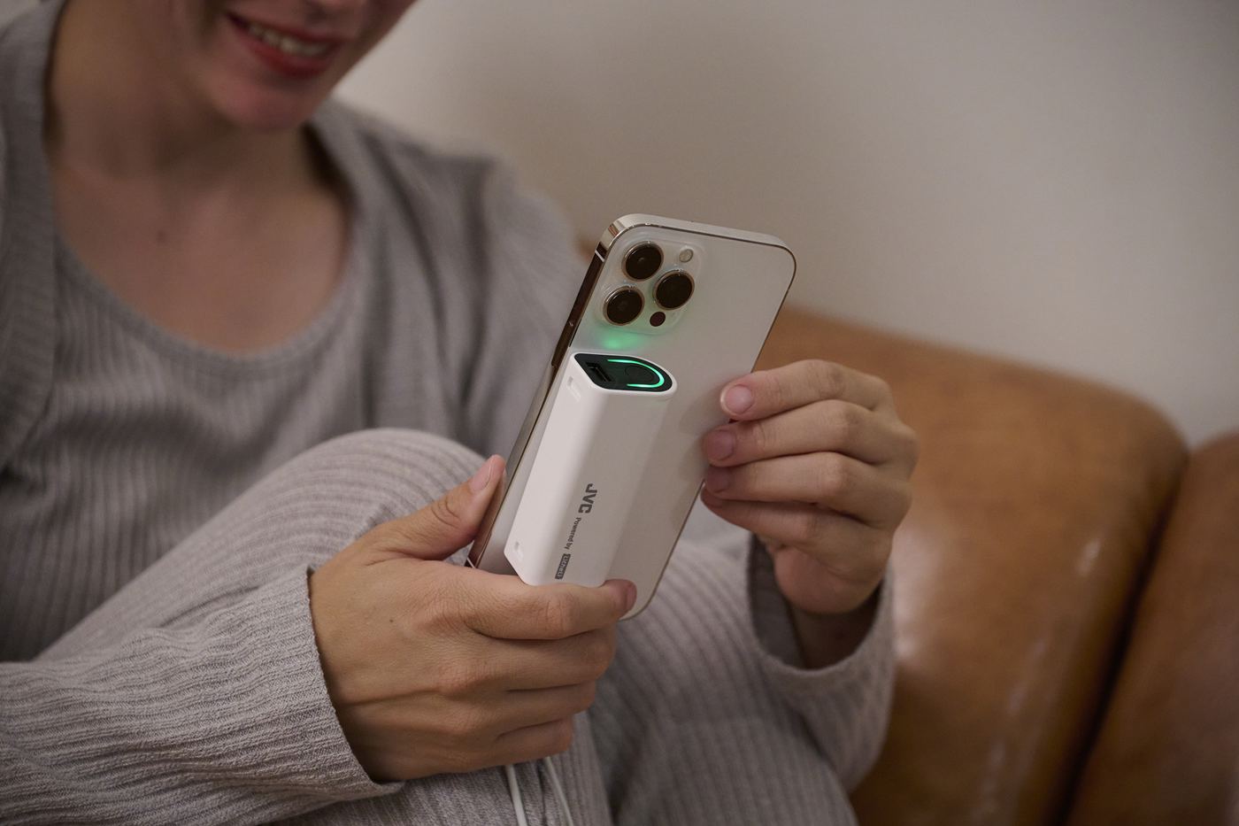 モバイルバッテリー BH-U4 を挿したままスマートフォンを使う女性