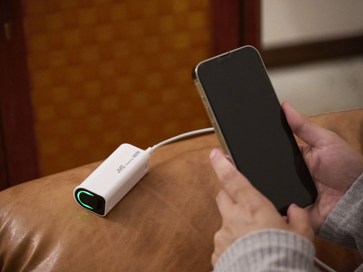 着脱式モバイルバッテリー BH-U4 でスマートフォンを充電する様子