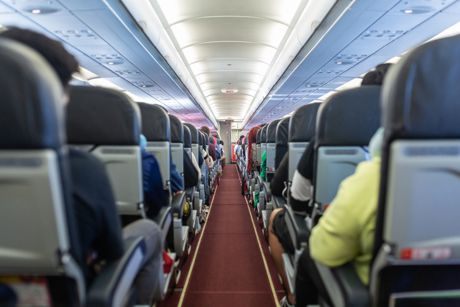 飛行機の機内通路