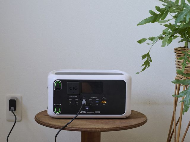 コンセントにつないだまま設置されたポータブル電源