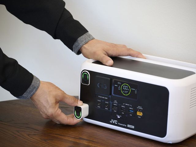 モバイルバッテリーを本体スロットに戻す様子