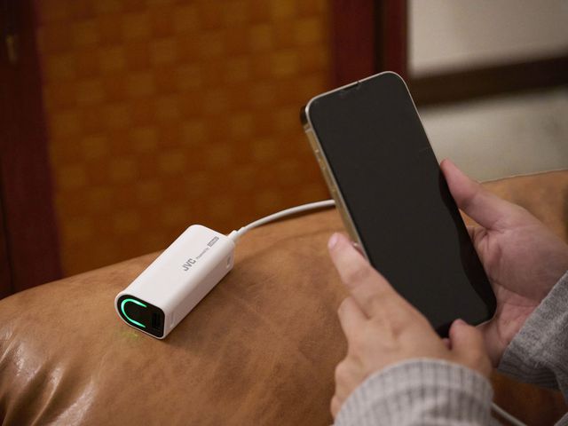 着脱式モバイルバッテリーBH-U4でスマホを充電する様子