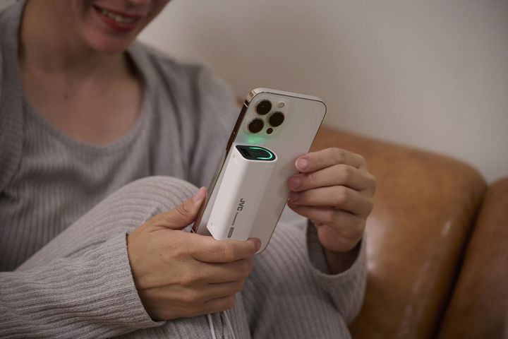モバイルバッテリーBH-U4を挿したままスマートフォンを使う様子