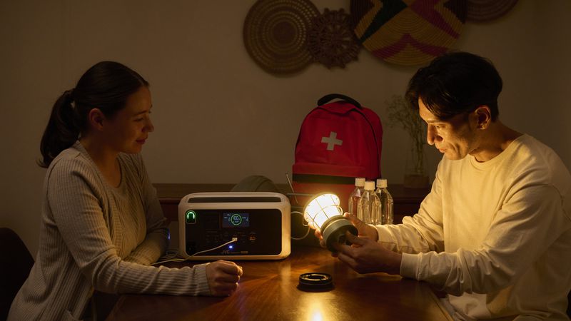 停電時にランタンとBN-RL410を使う夫婦