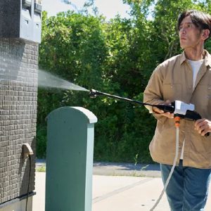 コードレス高圧洗浄機で使う様子