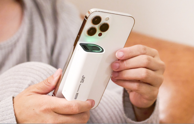 モバイルバッテリーとしてスマートフォンなどの充電にも使えます