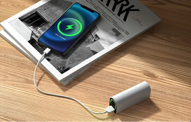 モバイルバッテリーとしてスマートフォンなどの充電にも使えます