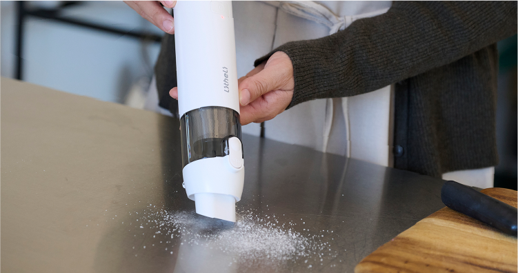 卓上のゴミや散らばった食べこぼしなどをサッと吸い取る