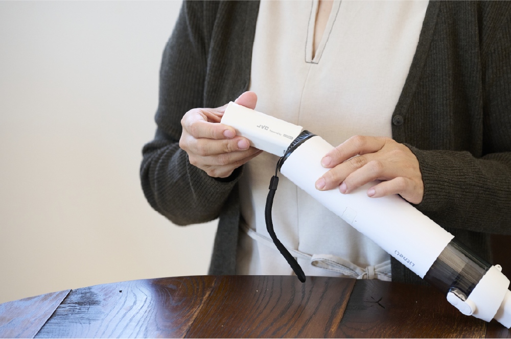 モバイルバッテリー BH-U4はワンタッチで着脱