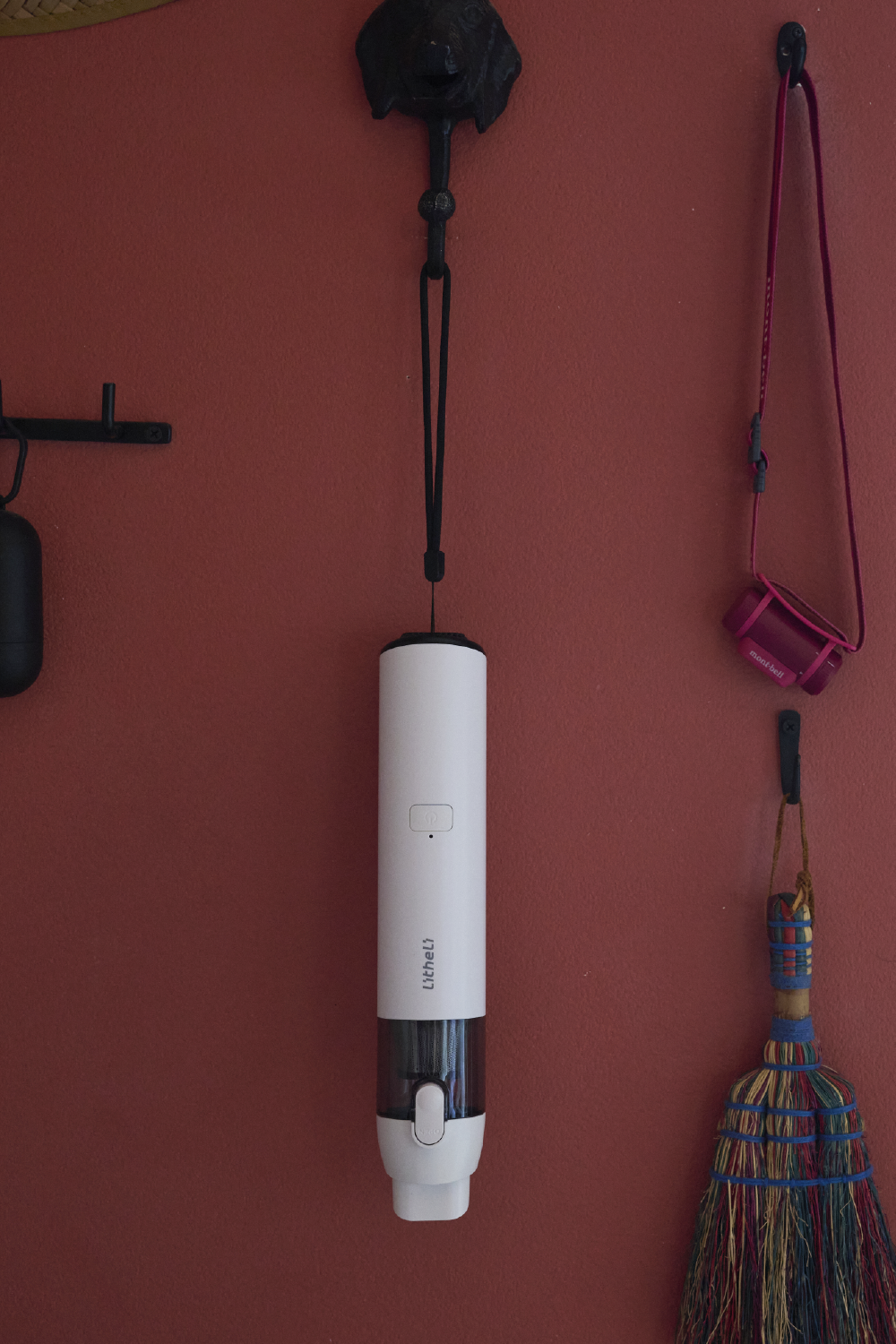 ストラップ付きなので壁掛け収納も可能