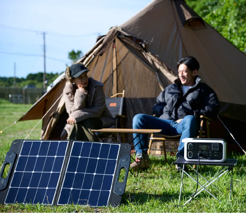 ポータブルソーラーパネルがあれば電気がない屋外でも充電が可能に