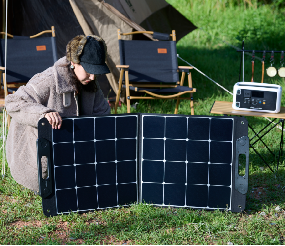 ポータブルソーラーパネルがあれば電気がない屋外でも充電が可能に