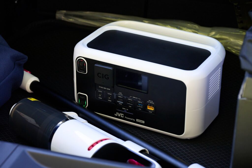 車のトランクにポータブル電源とスティッククリーナーを積み込んだ車載収納シーン