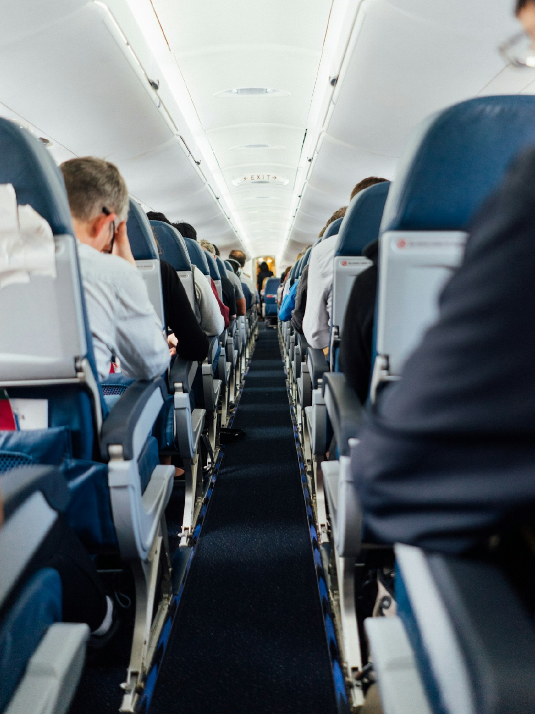 一般的なエコノミークラスの飛行機内