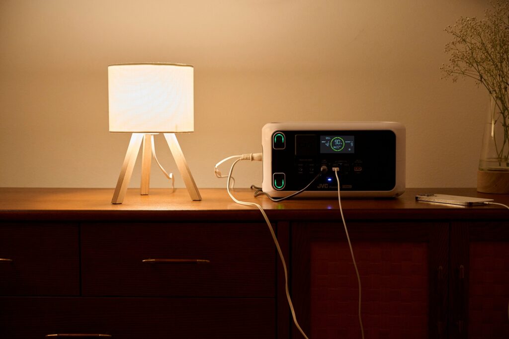 サイドボードの上でポータブル電源がテーブルランプに給電し残量90%を示すディスプレイのある室内シーン